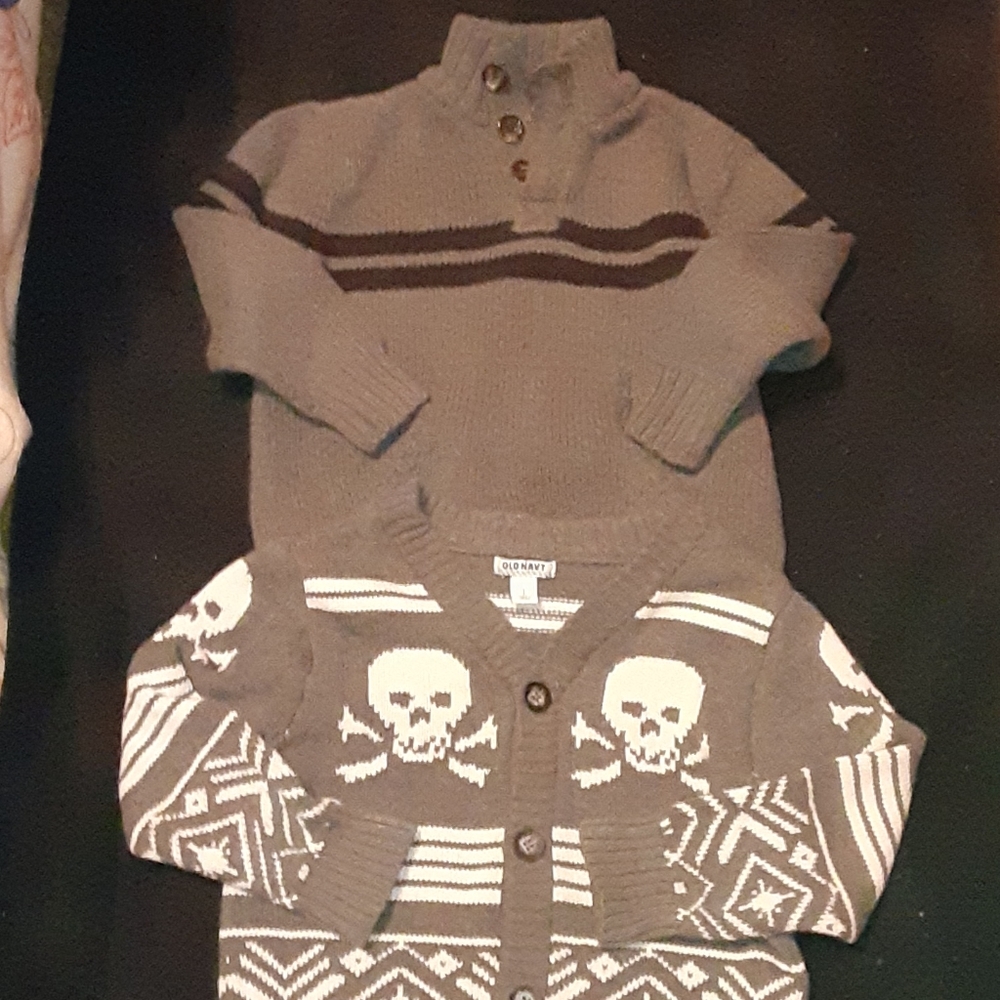 2 Old Navy sweaters szS gray w/ skulls